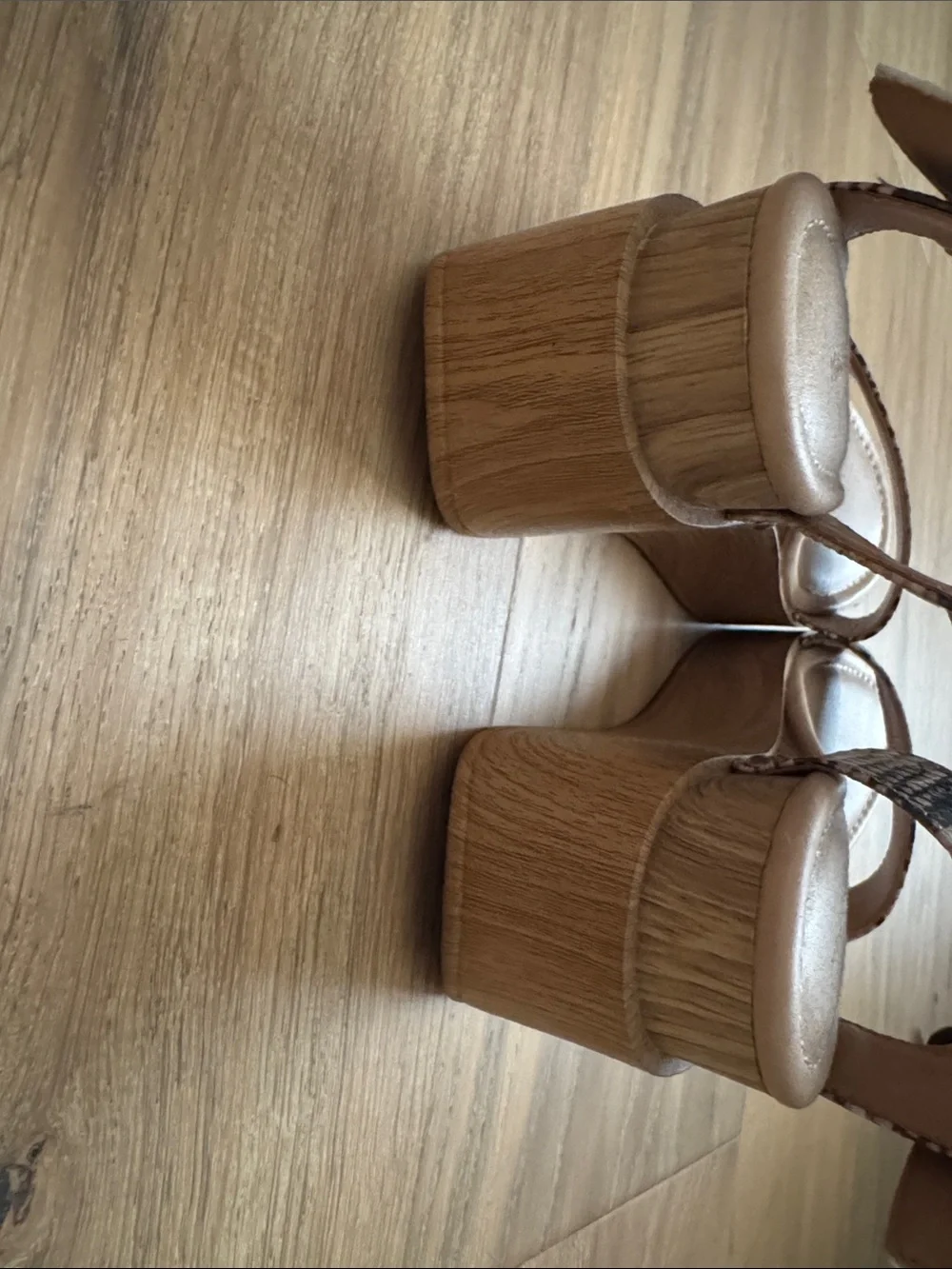 Universal Thread Platform Sandal - Picture 4 of 5